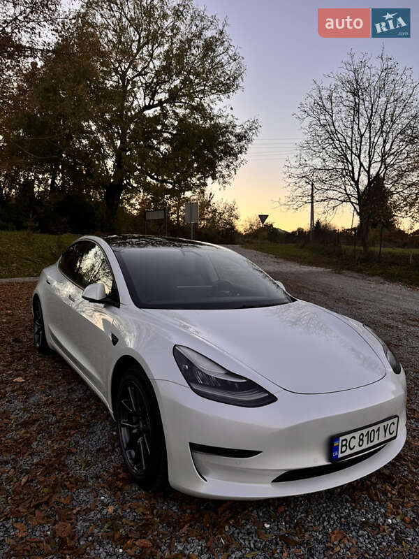 Седан Tesla Model 3 2020 в Львове