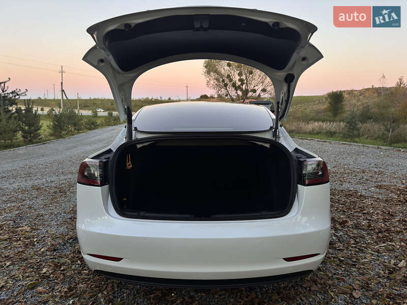 Седан Tesla Model 3 2020 в Львове