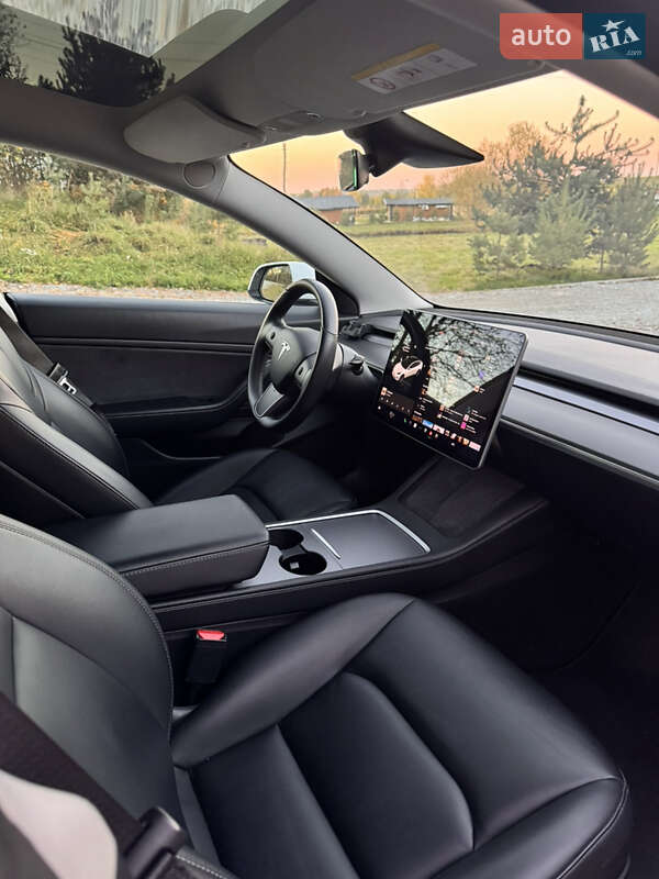 Седан Tesla Model 3 2020 в Львове