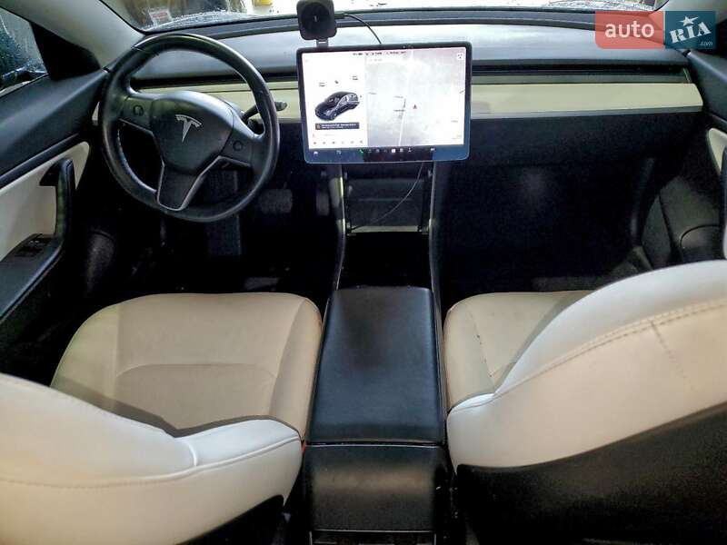 Седан Tesla Model 3 2018 в Львове