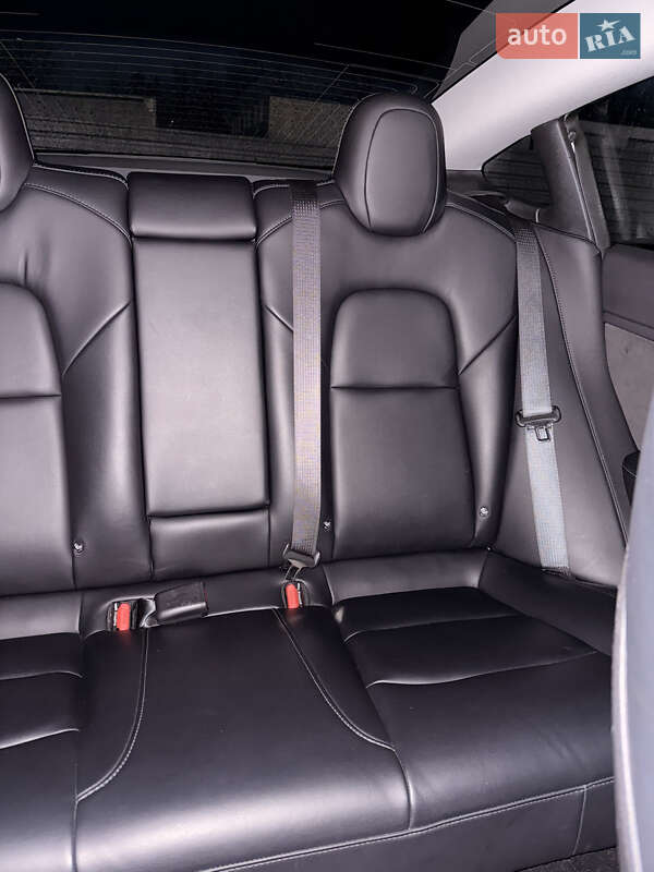 Седан Tesla Model 3 2018 в Ровно