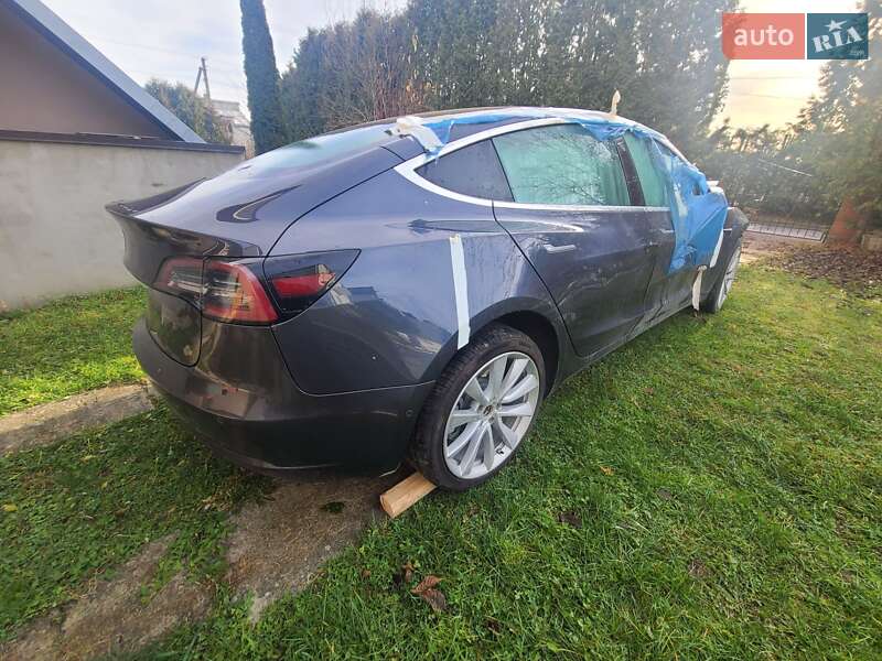 Седан Tesla Model 3 2019 в Львове