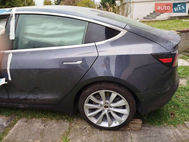 Седан Tesla Model 3 2019 в Львове