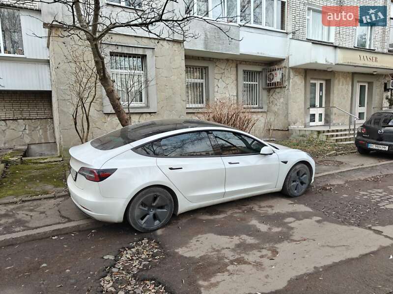 Седан Tesla Model 3 2021 в Львове