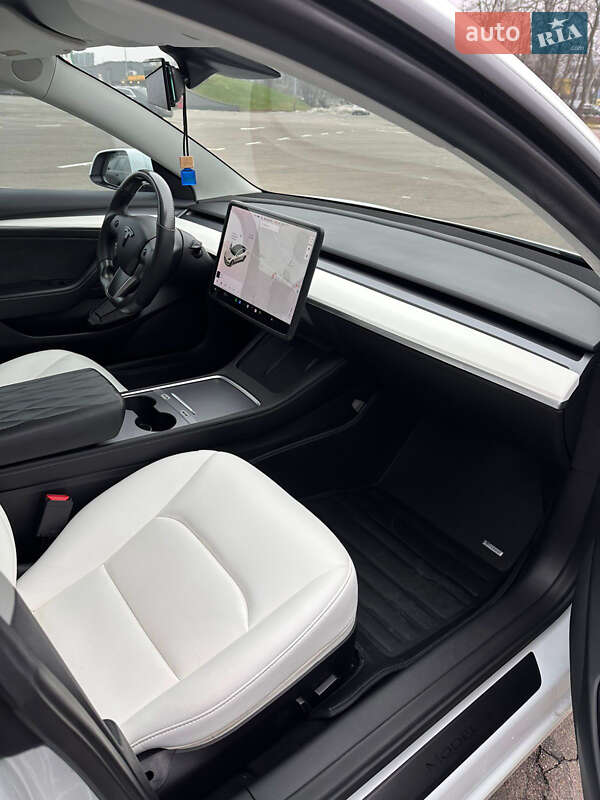 Седан Tesla Model 3 2022 в Киеве