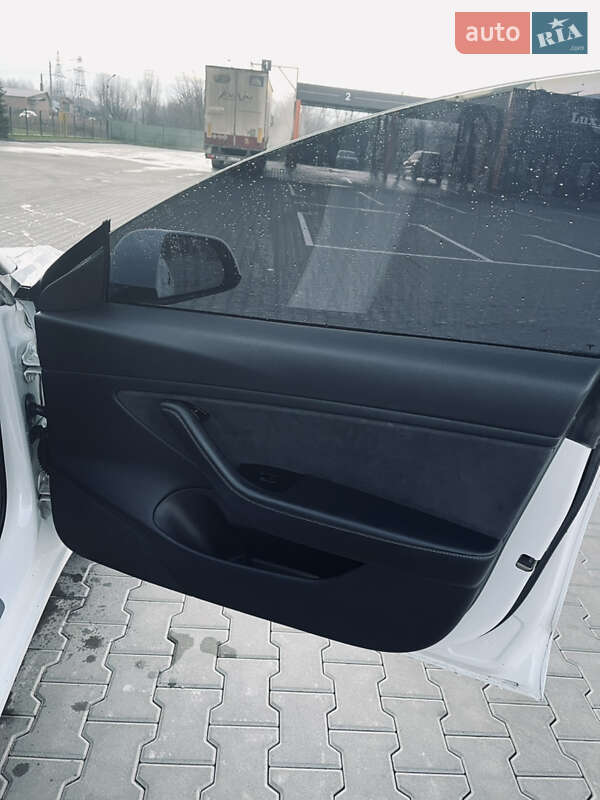 Седан Tesla Model 3 2018 в Виннице