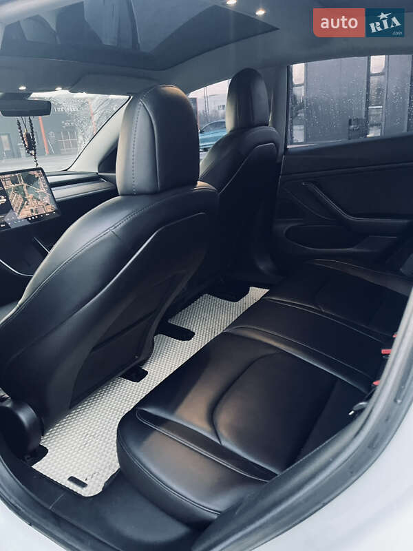 Седан Tesla Model 3 2018 в Виннице