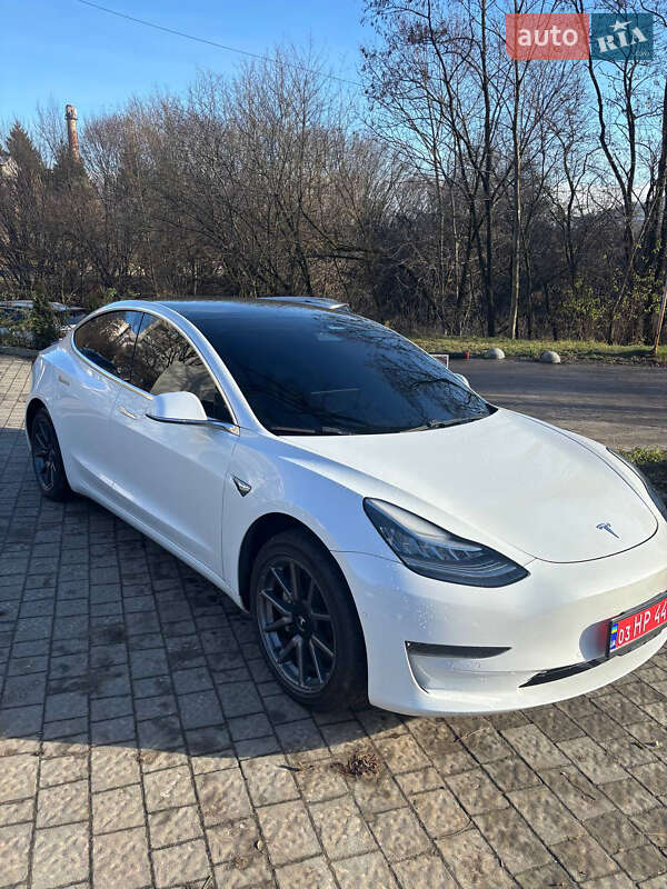 Седан Tesla Model 3 2020 в Львове