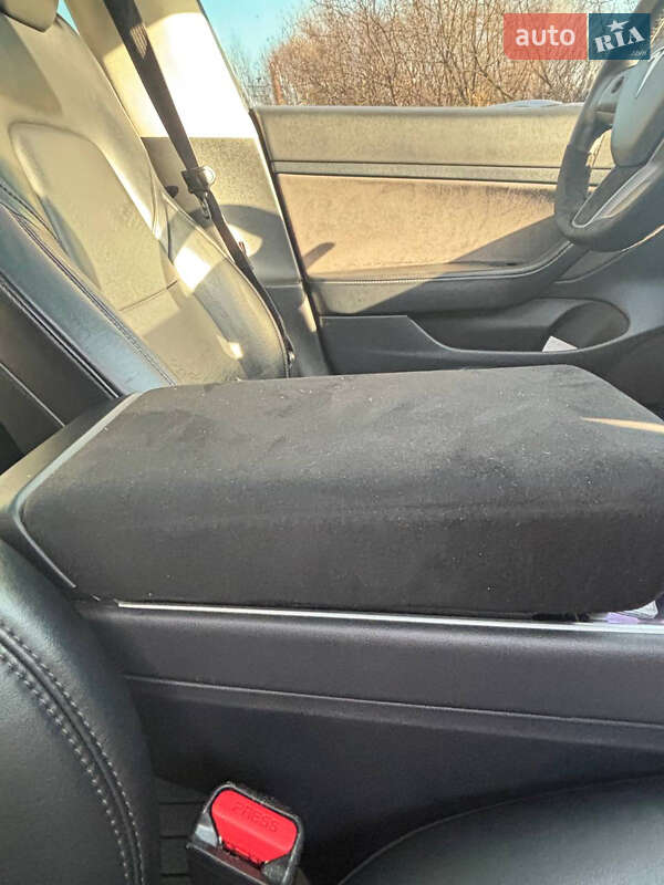 Седан Tesla Model 3 2020 в Львове