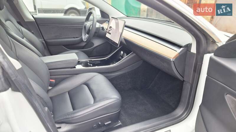 Седан Tesla Model 3 2020 в Киеве