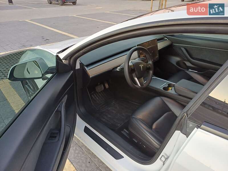 Седан Tesla Model 3 2021 в Львове