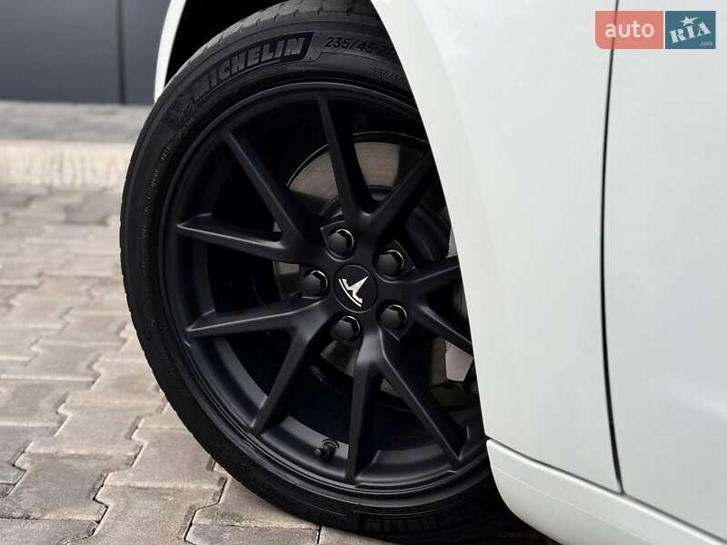 Седан Tesla Model 3 2022 в Кривом Роге