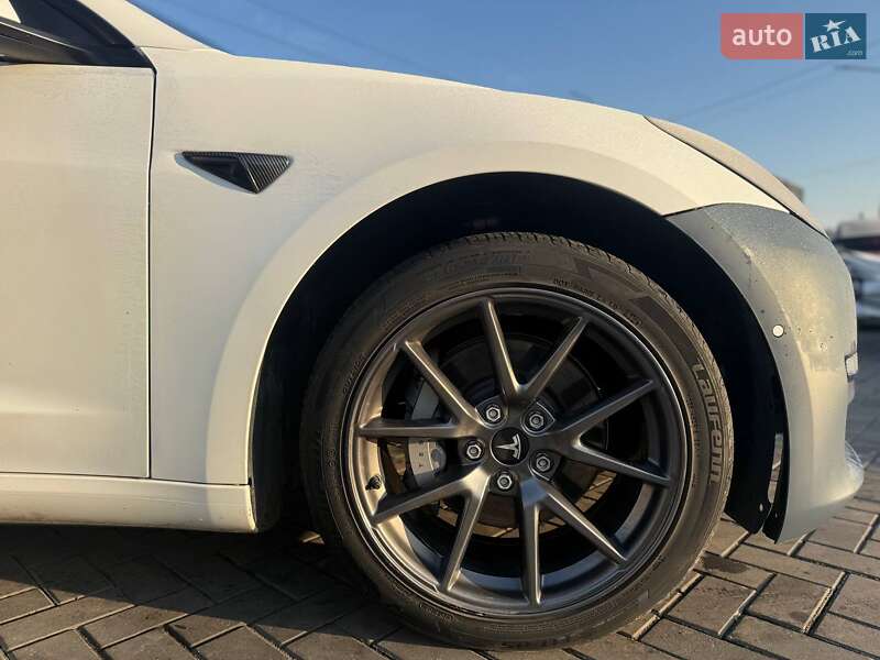 Седан Tesla Model 3 2021 в Луцке