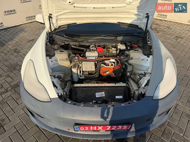 Седан Tesla Model 3 2021 в Луцке