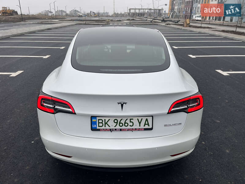 Седан Tesla Model 3 2019 в Ровно