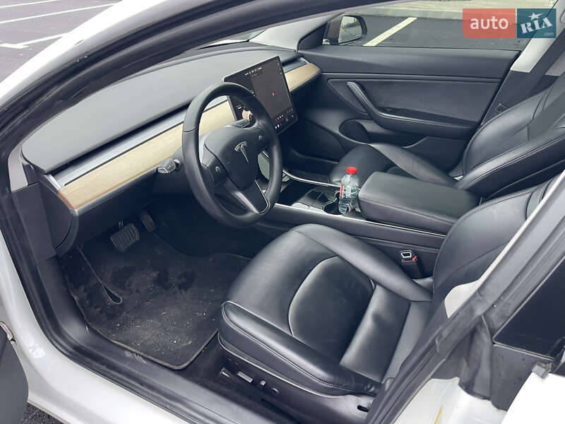 Седан Tesla Model 3 2019 в Ровно