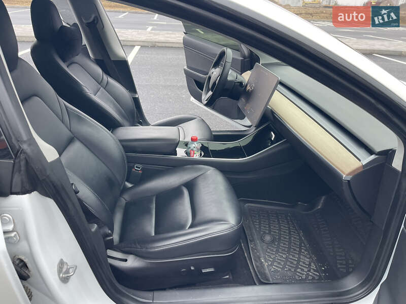 Седан Tesla Model 3 2019 в Ровно