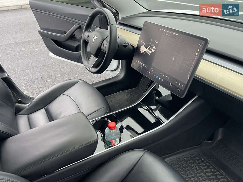 Седан Tesla Model 3 2019 в Ровно