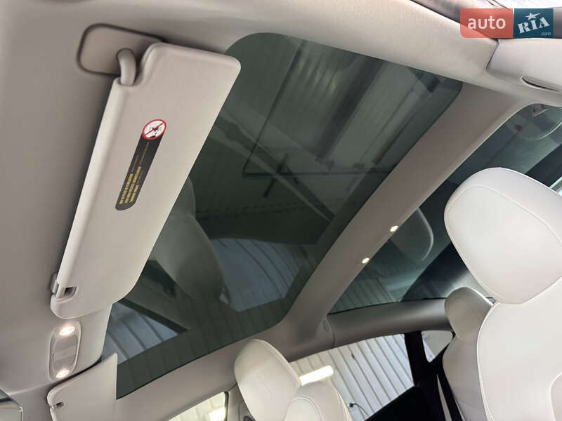 Седан Tesla Model 3 2023 в Ивано-Франковске