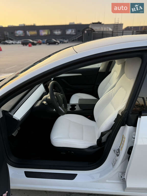 Седан Tesla Model 3 2022 в Киеве
