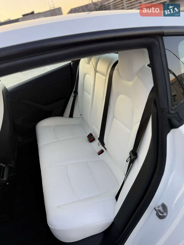 Седан Tesla Model 3 2022 в Киеве