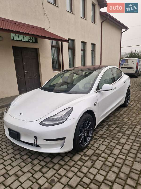 Седан Tesla Model 3 2018 в Львове