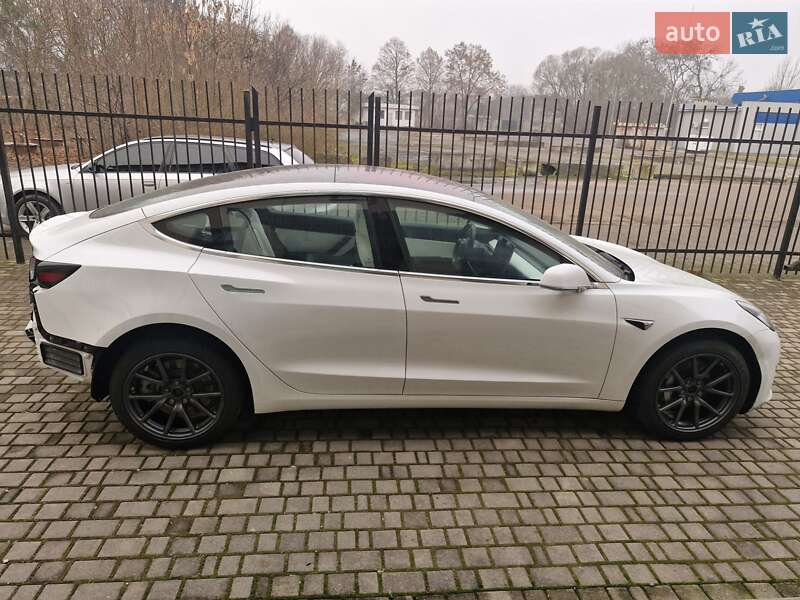 Седан Tesla Model 3 2018 в Львове