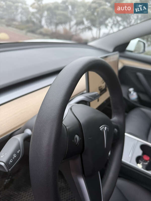 Седан Tesla Model 3 2022 в Черновцах