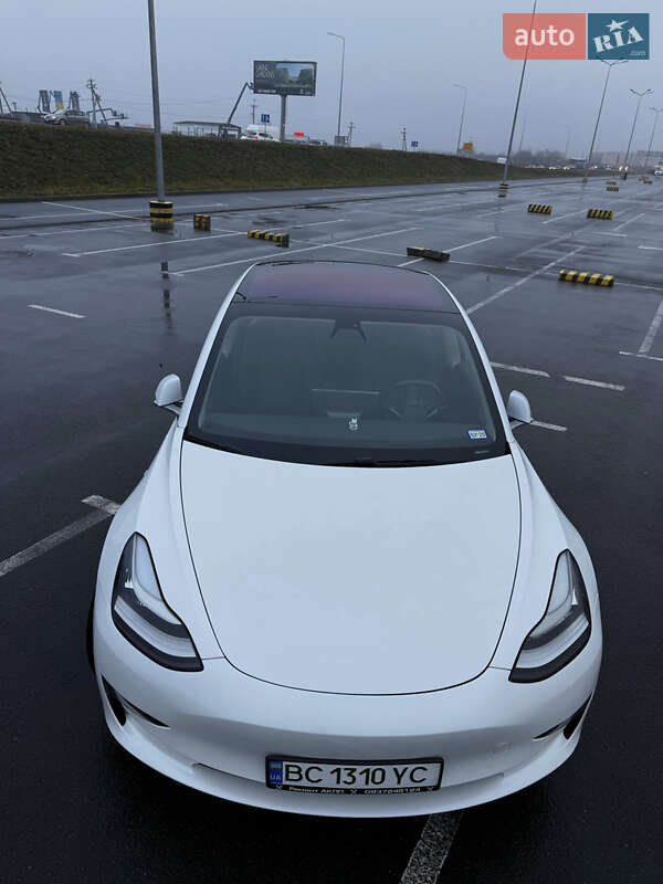Седан Tesla Model 3 2018 в Львове