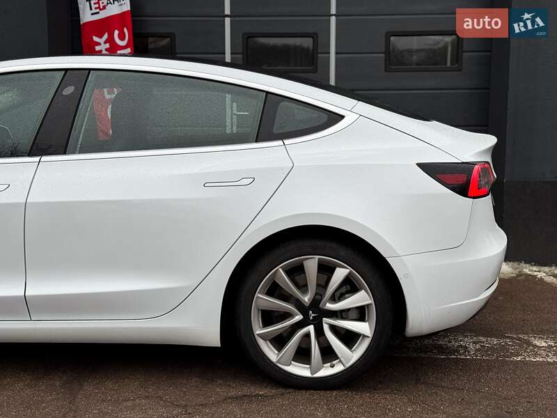 Седан Tesla Model 3 2018 в Киеве