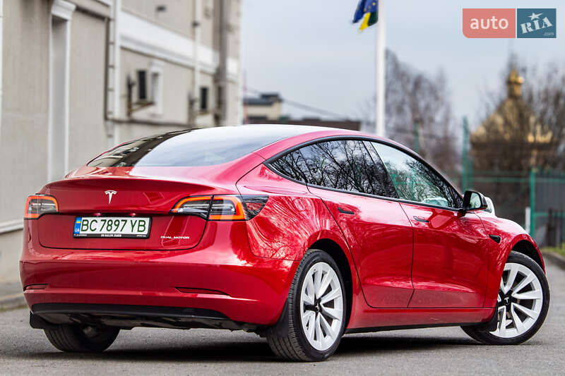 Седан Tesla Model 3 2023 в Львове
