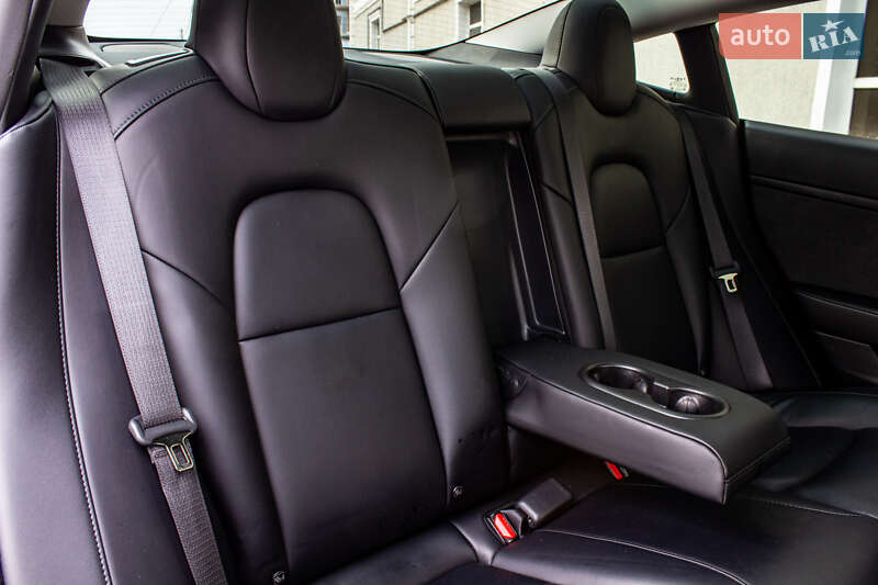 Седан Tesla Model 3 2023 в Львове