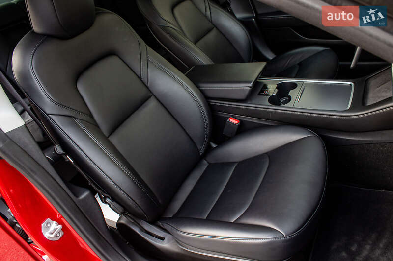 Седан Tesla Model 3 2023 в Львове