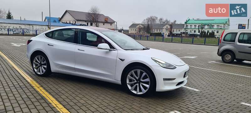Седан Tesla Model 3 2017 в Нововолынске