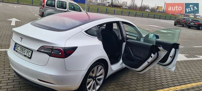 Седан Tesla Model 3 2017 в Нововолынске