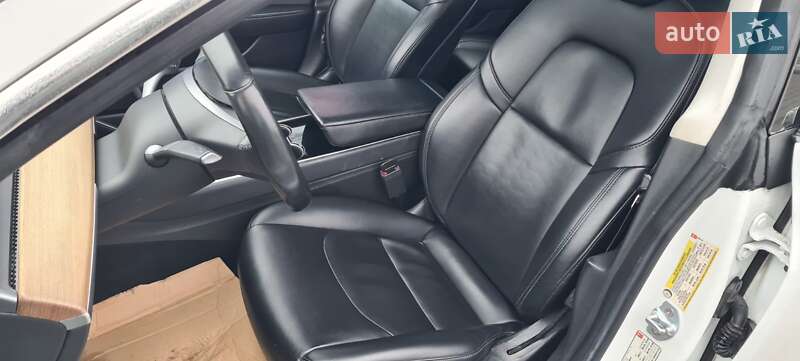 Седан Tesla Model 3 2017 в Нововолынске