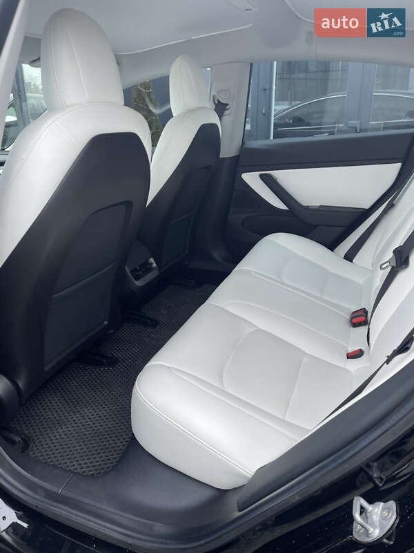 Седан Tesla Model 3 2019 в Львове