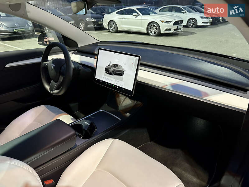 Седан Tesla Model 3 2023 в Киеве