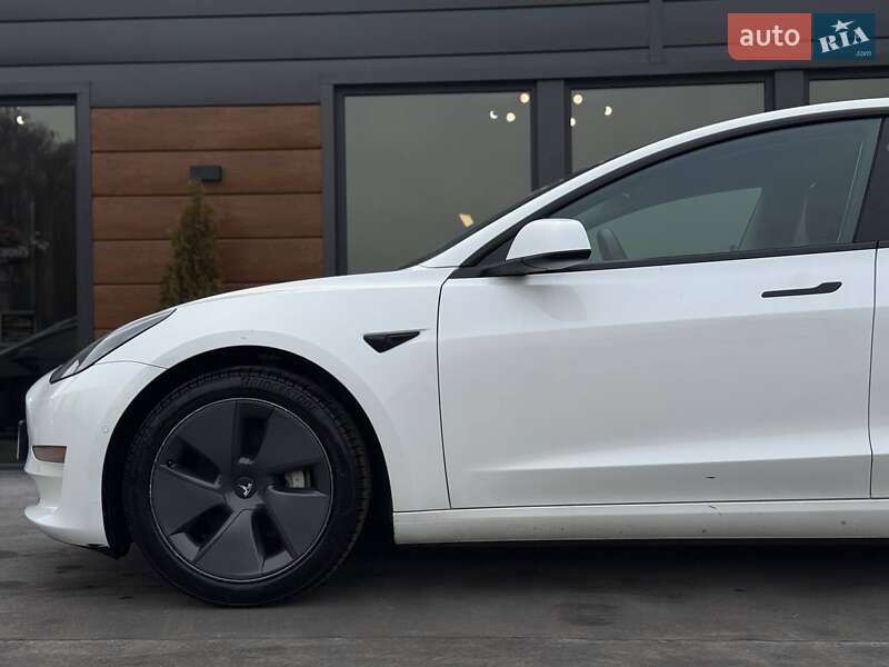 Седан Tesla Model 3 2021 в Ровно