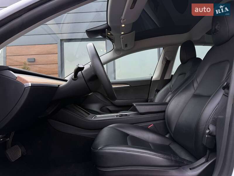 Седан Tesla Model 3 2021 в Ровно