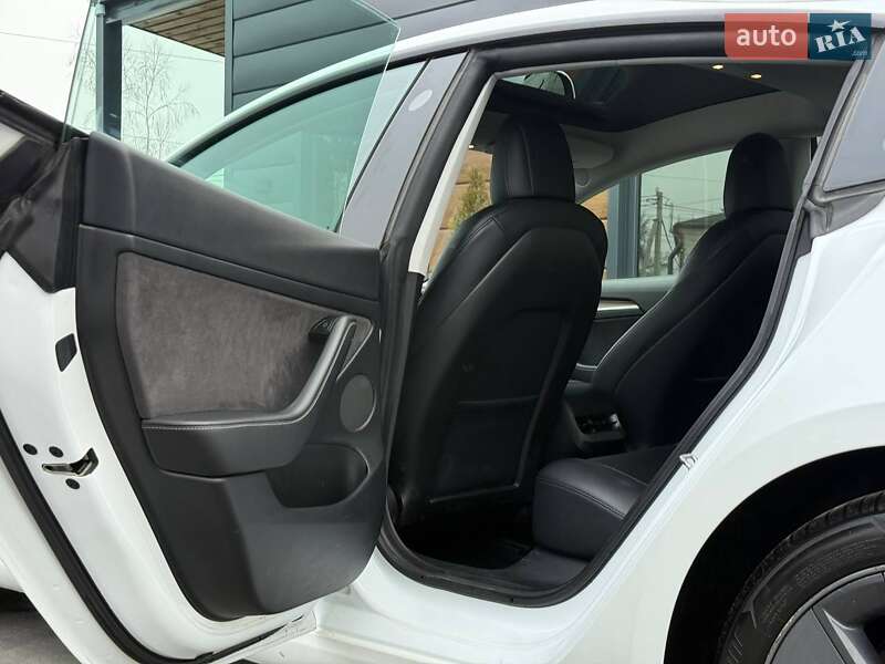 Седан Tesla Model 3 2021 в Ровно