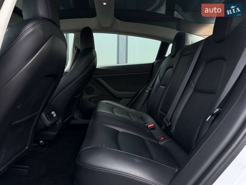Седан Tesla Model 3 2021 в Ровно