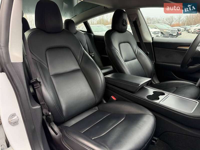 Седан Tesla Model 3 2021 в Ровно