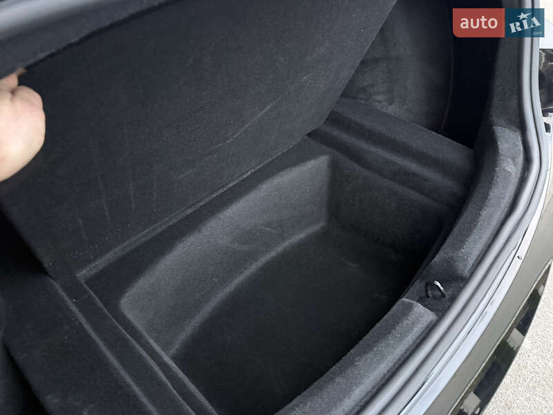 Седан Tesla Model 3 2024 в Киеве