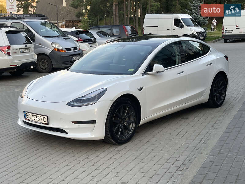 Седан Tesla Model 3 2019 в Новояворовске