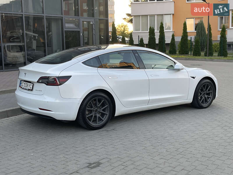 Седан Tesla Model 3 2019 в Новояворовске
