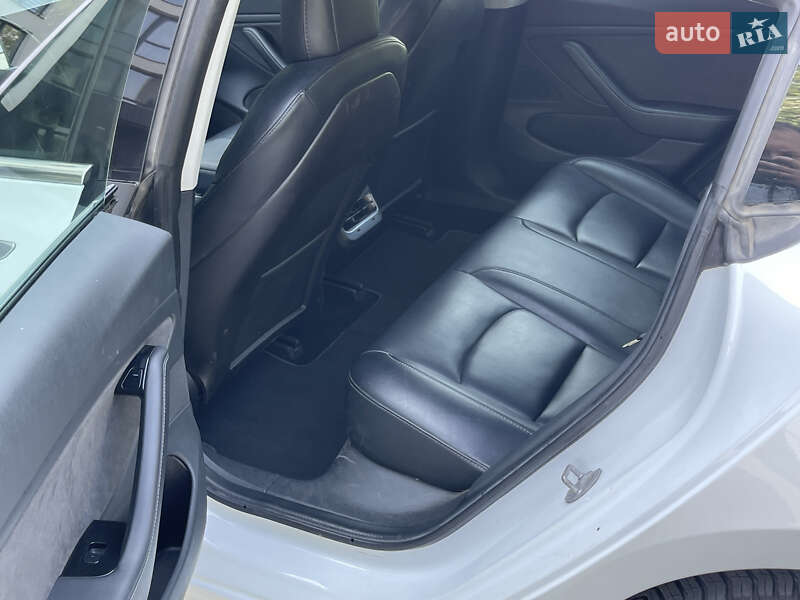 Седан Tesla Model 3 2019 в Новояворовске