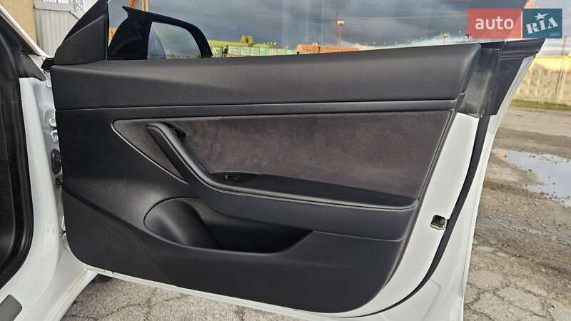 Седан Tesla Model 3 2019 в Знаменке