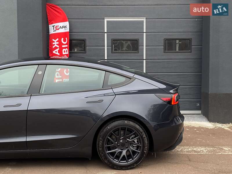 Седан Tesla Model 3 2025 в Киеве