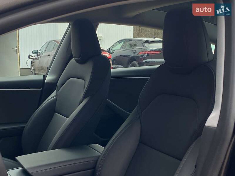 Седан Tesla Model 3 2025 в Киеве